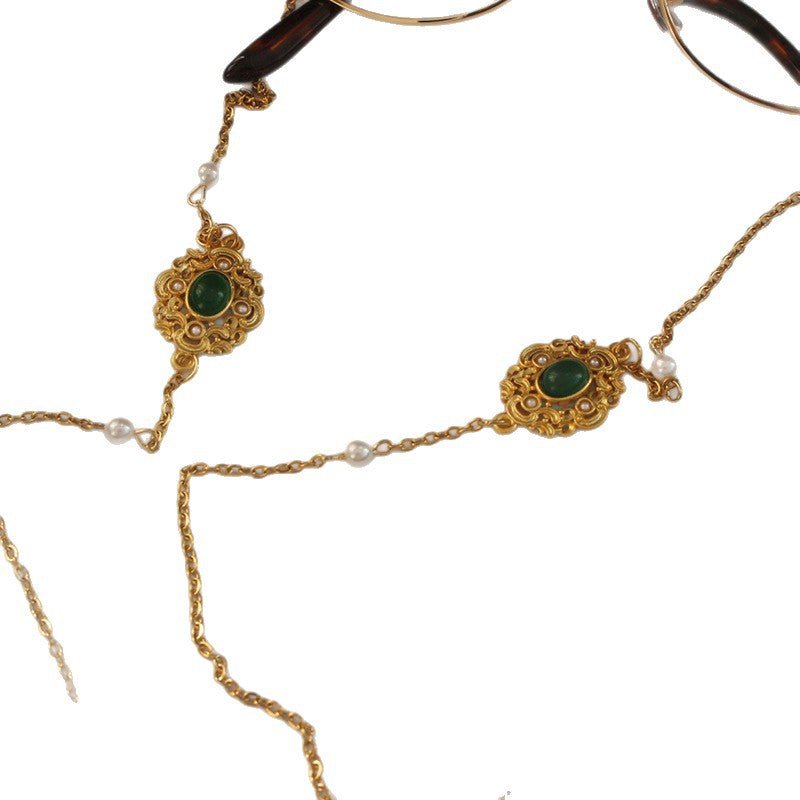 Elegant jewelry display chain with pearls and green stone decoration Kalsten