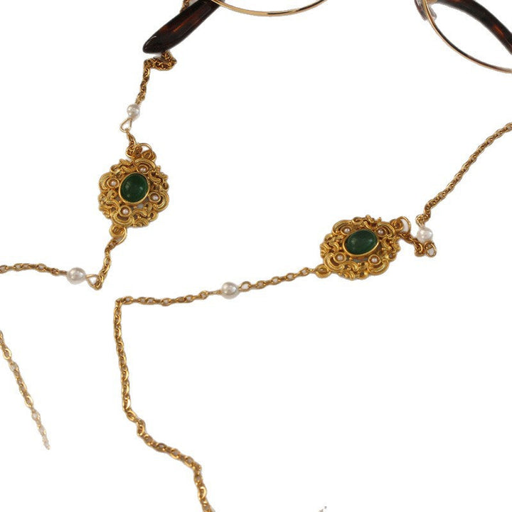 Elegant jewelry display chain with pearls and green stone decoration Kalsten