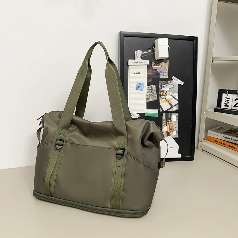 Sporty shoulder bag with water-repellent material and sturdy carrying handles Kalsten