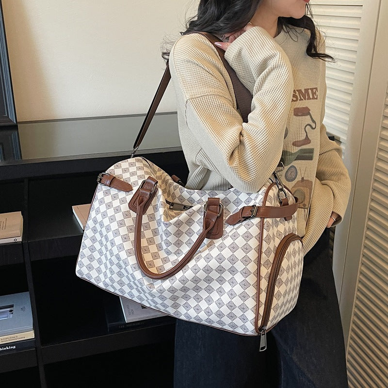 Sporty travel bag with multiple compartments and reinforced carrying handles Kalsten