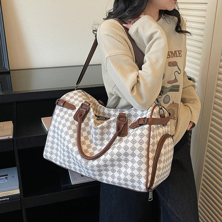Sporty travel bag with multiple compartments and reinforced carrying handles Kalsten