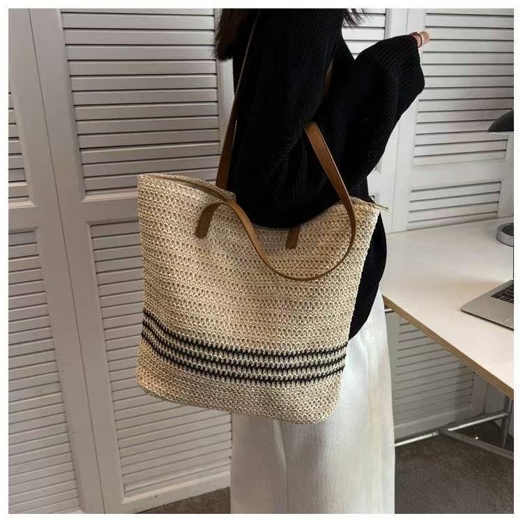Oversized Beach Bag Made of Woven Material Kalsten