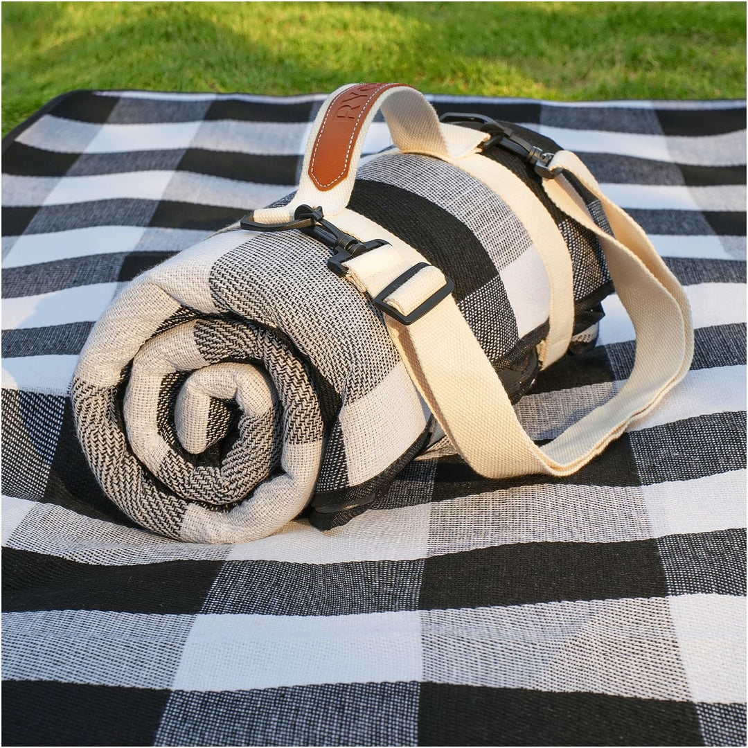 Unisex practical picnic blanket with carrying handle and water-repellent surface Kalsten