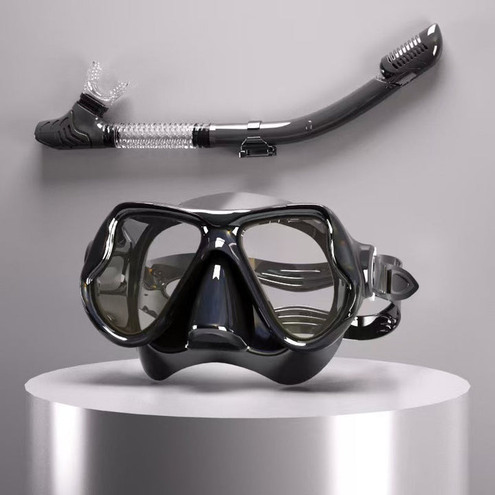 Diving mask with ergonomic design and a flexible snorkel Kalsten