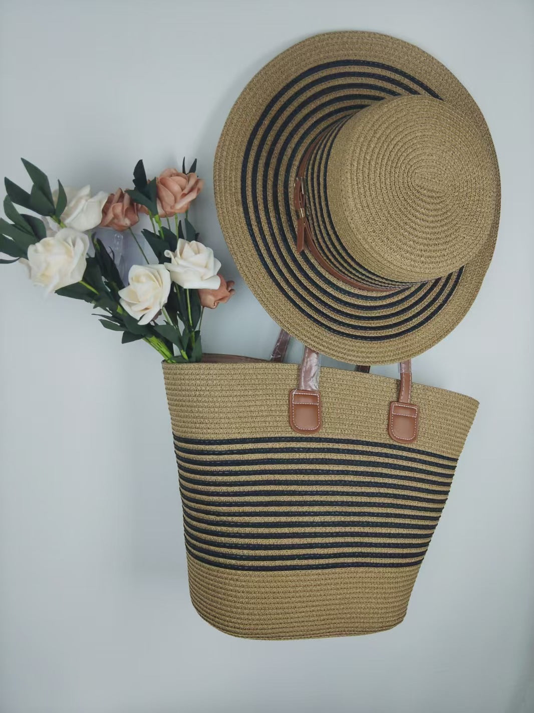Sleek beach bag with matching sun hat Kalsten