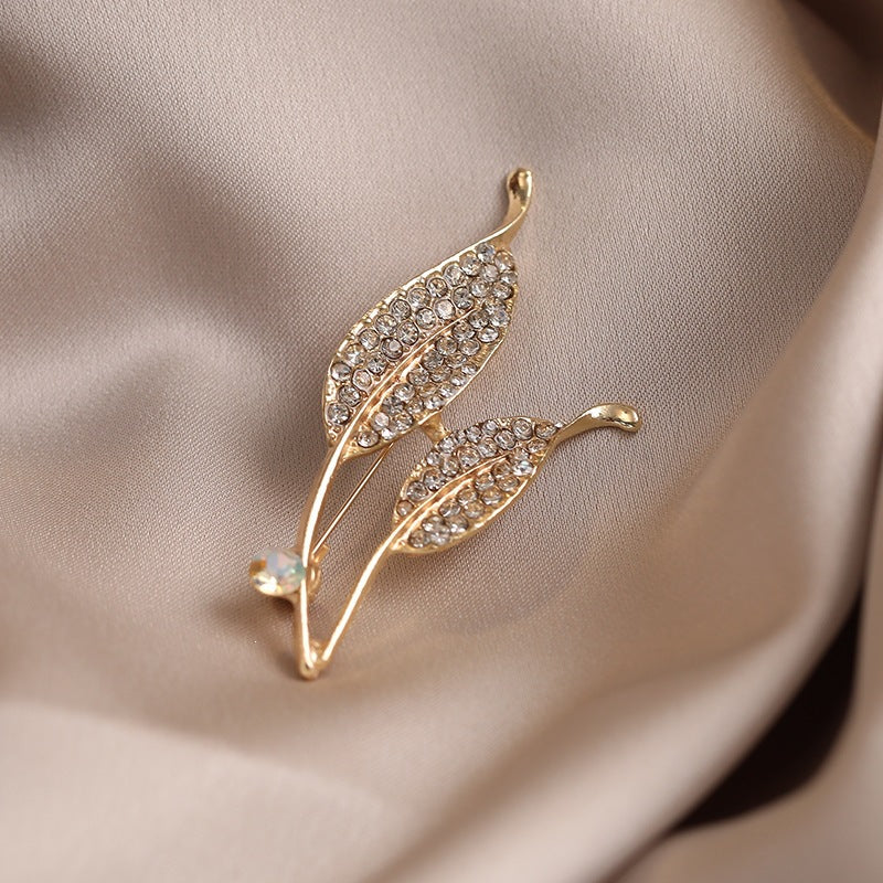 Elegant brooch with leaf shape and crystals Kalsten