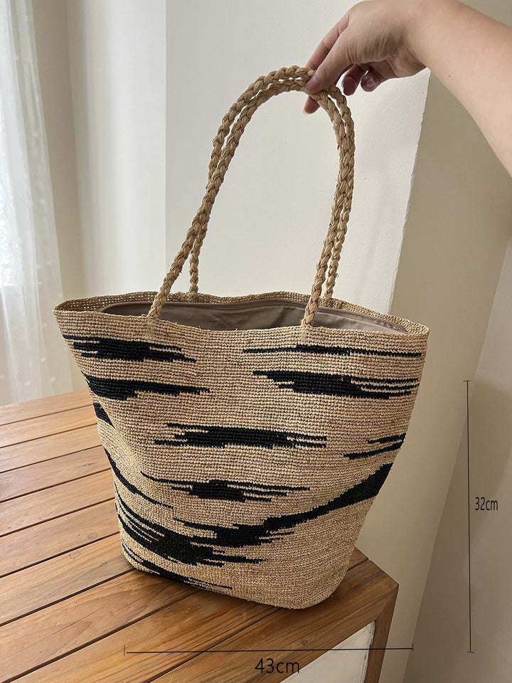 Handcrafted straw bag with soft lining Kalsten