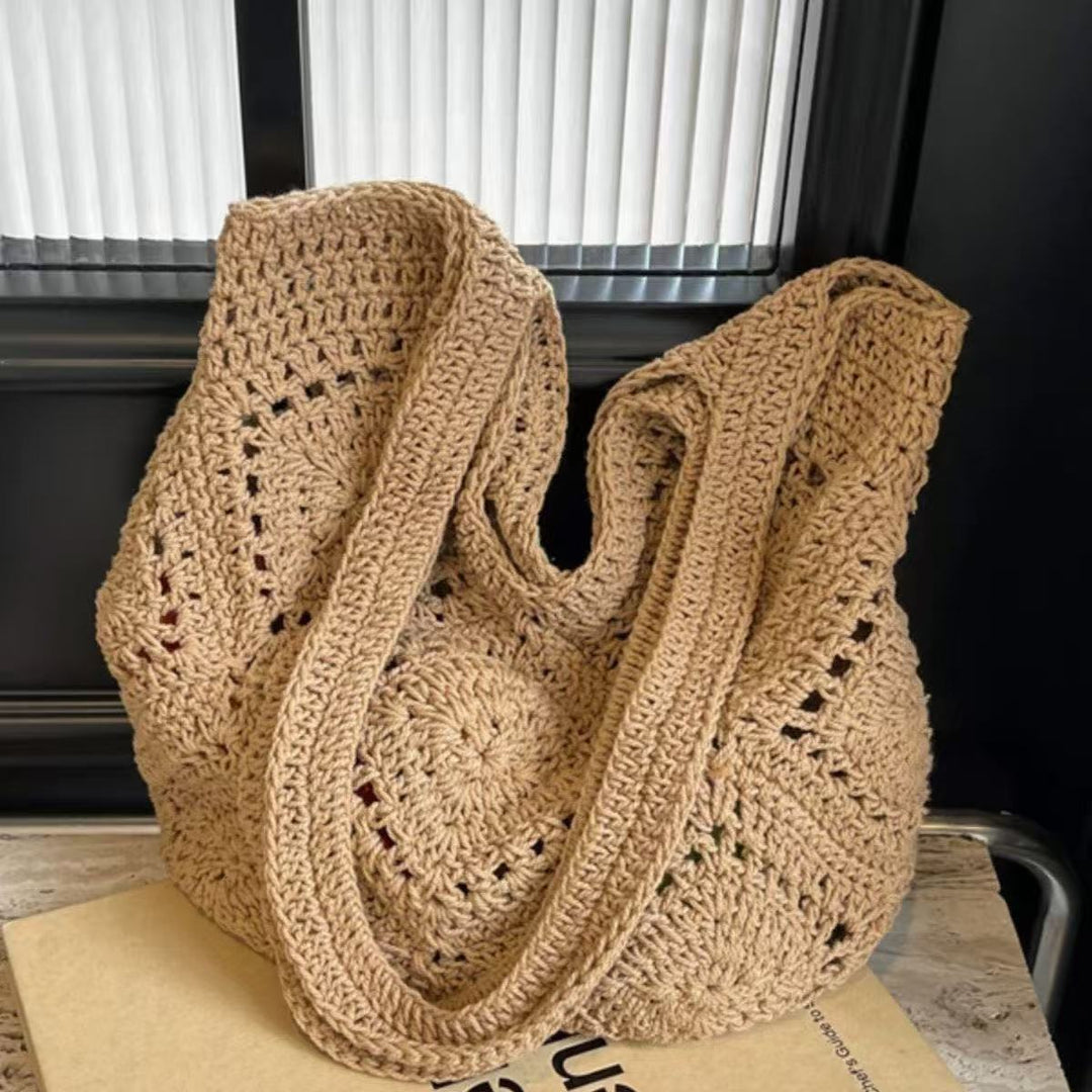 Handbag made of braided natural material with tassel details Kalsten