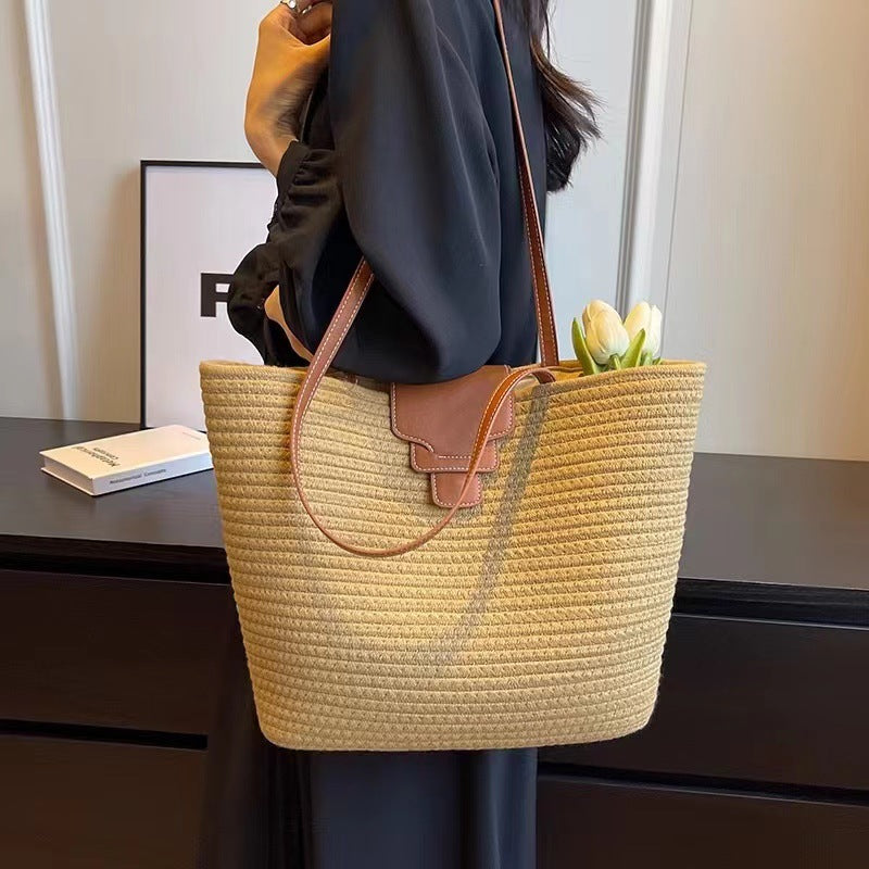 Large shoulder bag made of woven natural material Kalsten