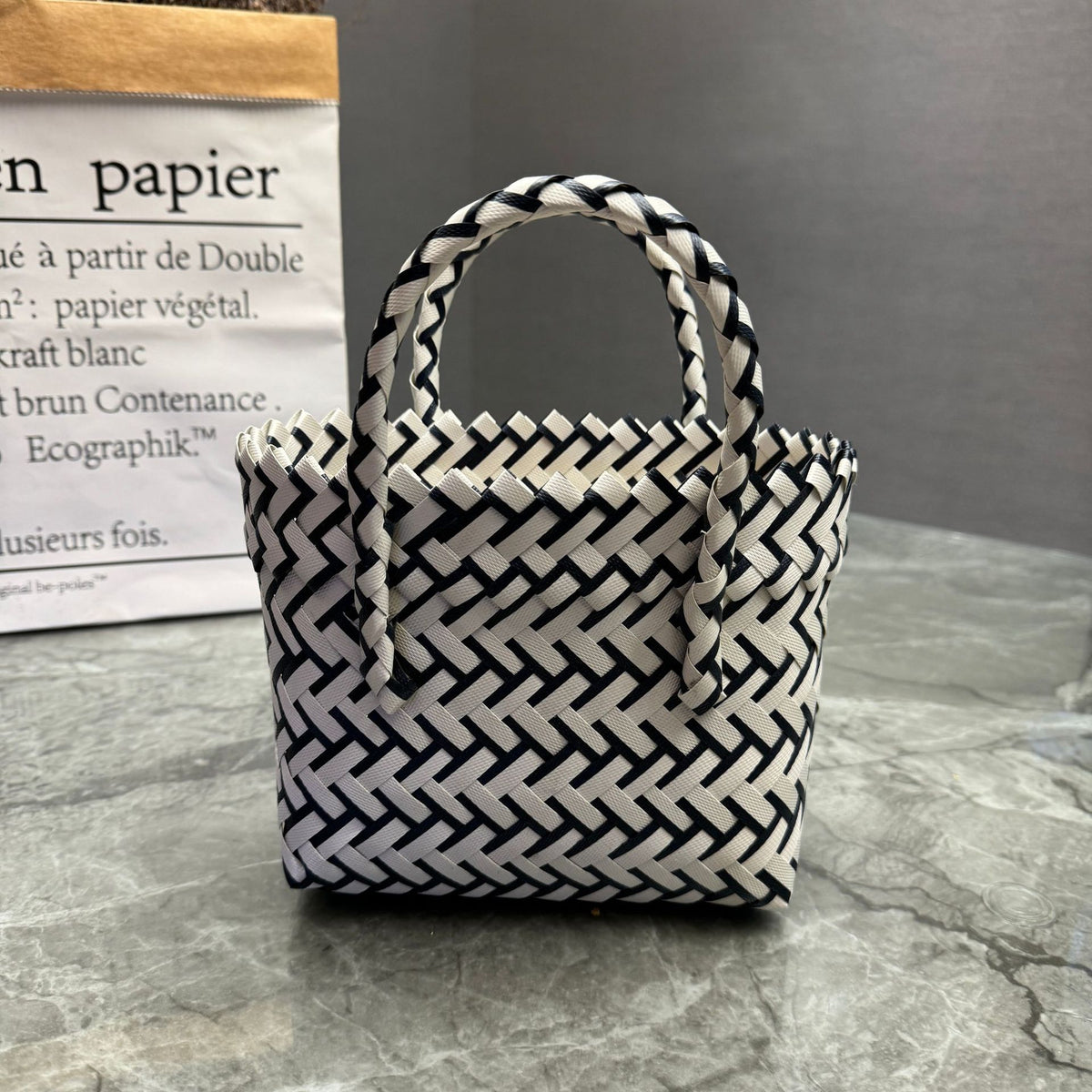 Playful basket bag with bow Acalora