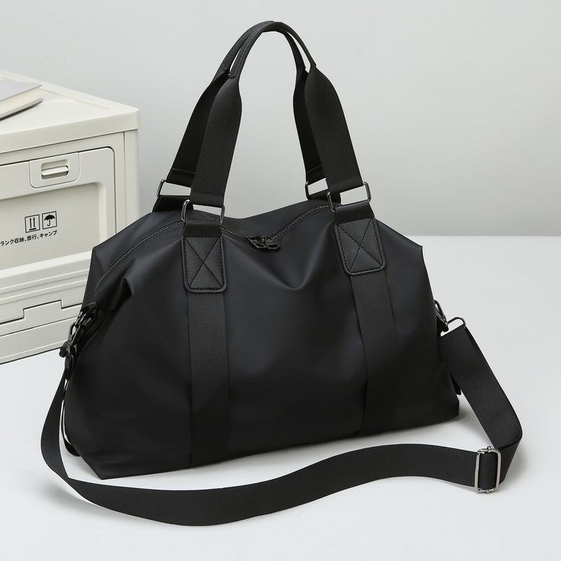 Sporty travel bag with water-repellent properties and ergonomic carrying handles Kalsten