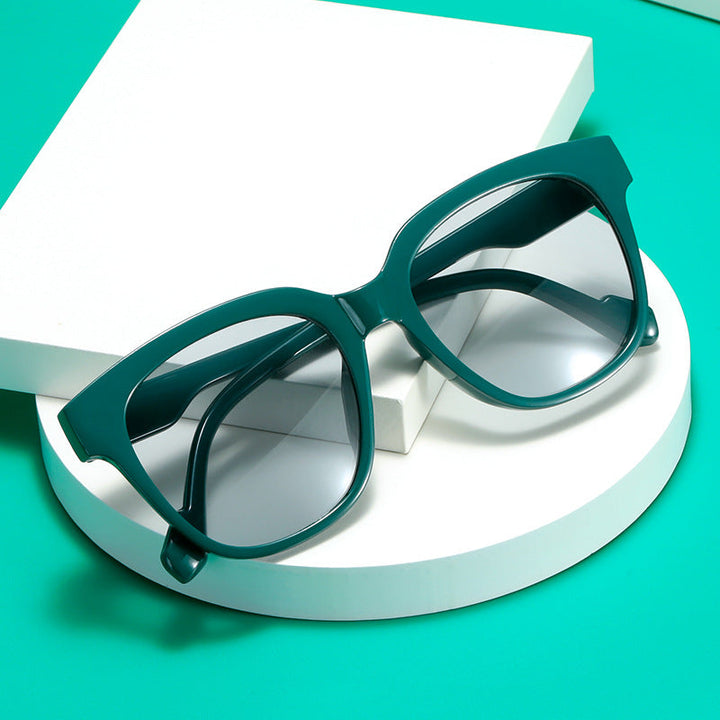 Women’s classic sunglasses with modern oversized frame Kalsten
