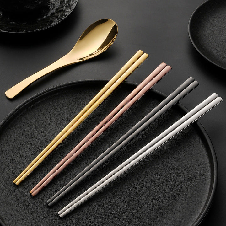 Elegant spoon with ergonomic design and polished surface Kalsten