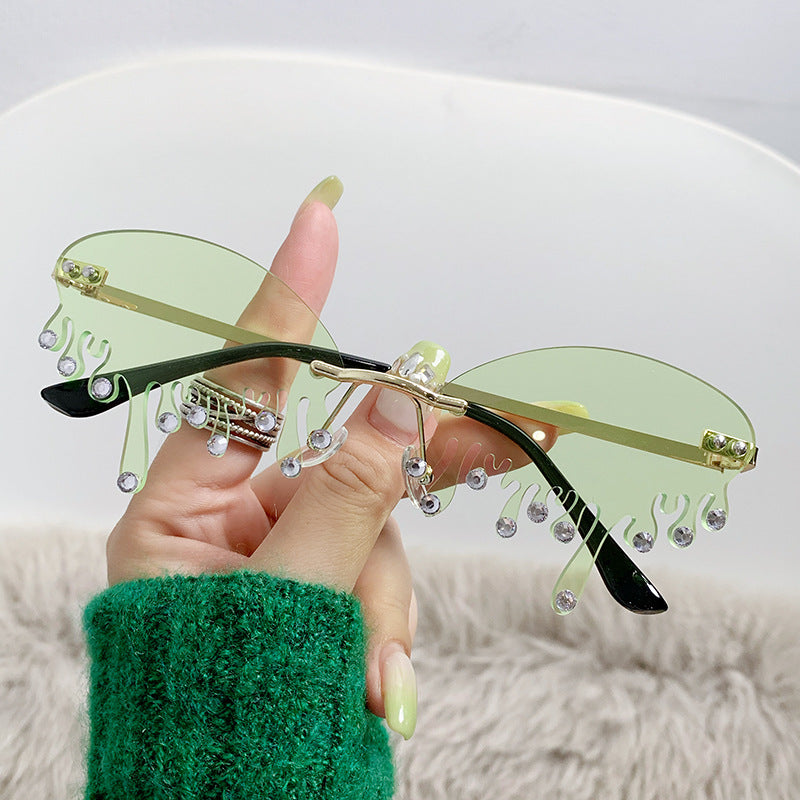 Ladies striking sunglasses in fluid design Kalsten