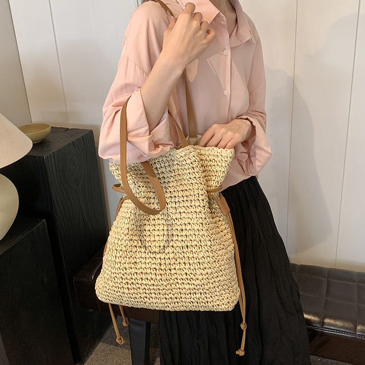 Casual straw bag with modern drawstring Kalsten