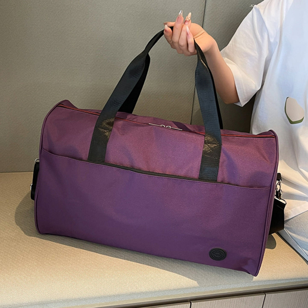 Sporty travel bag with sturdy carrying handles and removable shoulder strap Kalsten