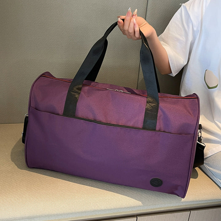 Sporty travel bag with sturdy carrying handles and removable shoulder strap Kalsten
