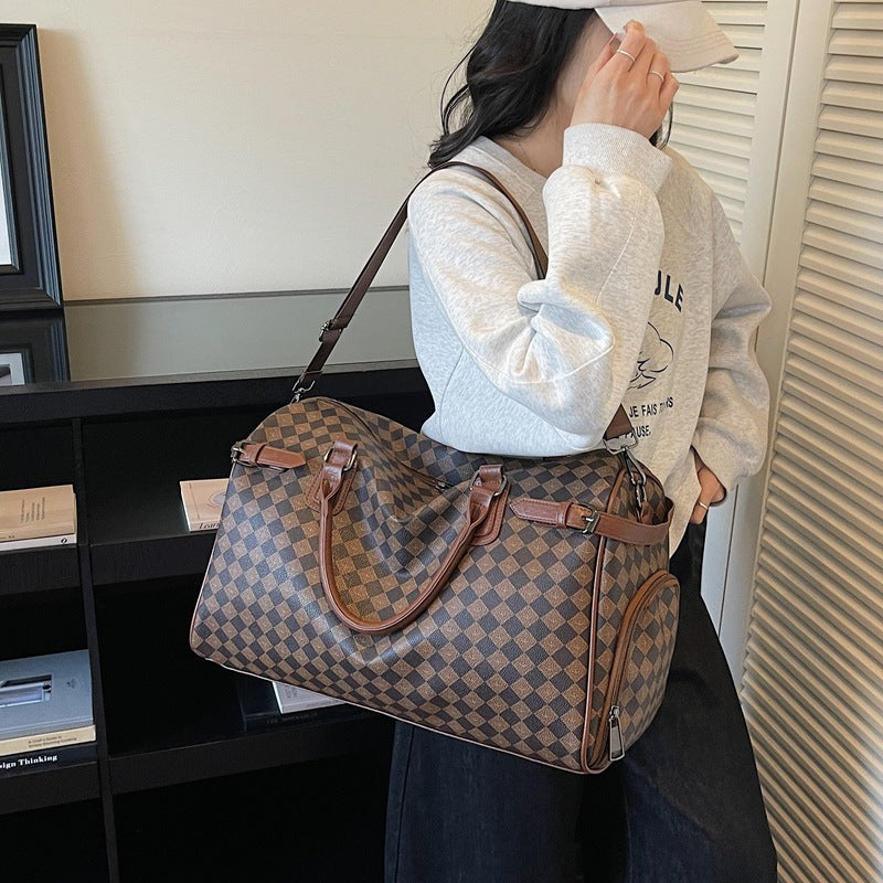 Sporty travel bag with multiple compartments and reinforced carrying handles Kalsten