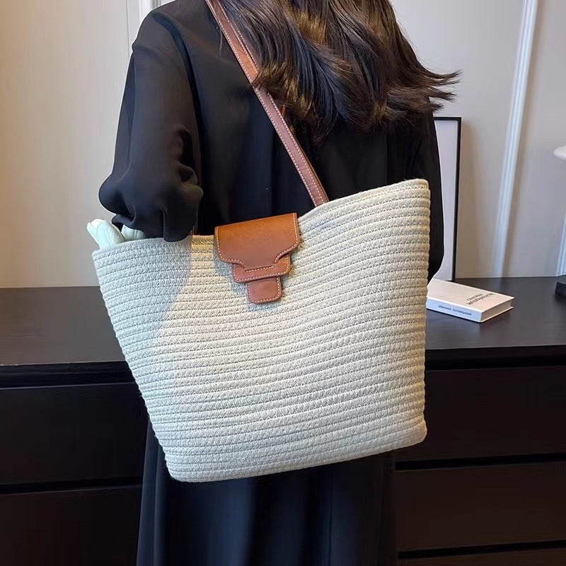 Large shoulder bag made of woven natural material Kalsten