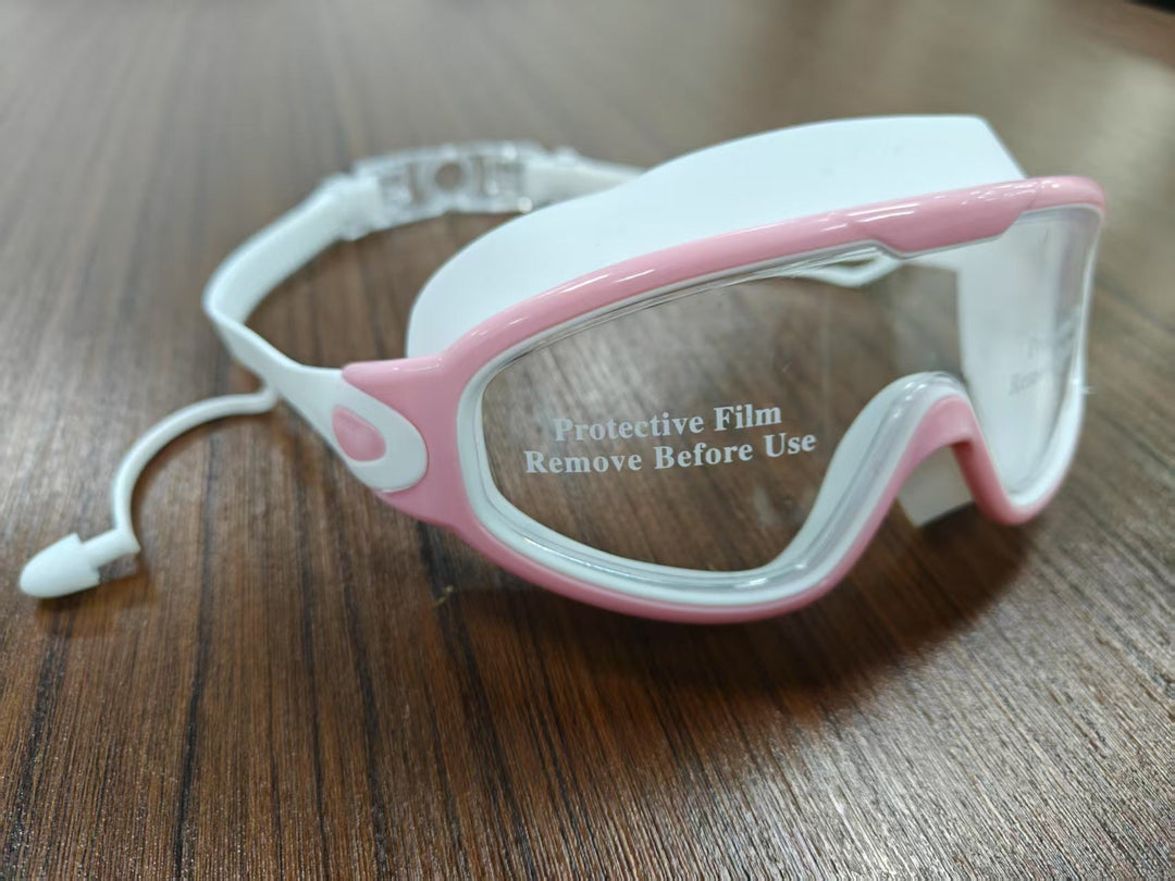 Diving mask with wide field of view and magnet holder Kalsten