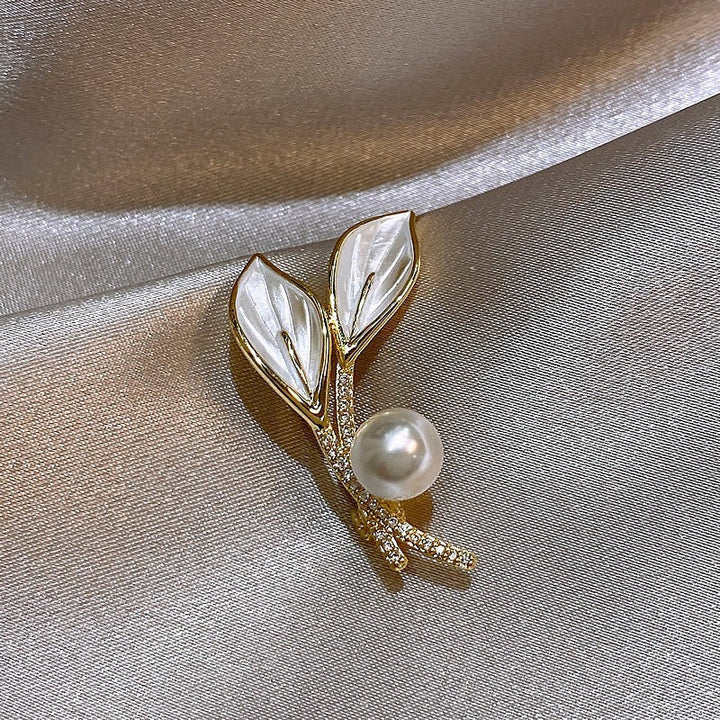 Elegant brooch with pearl and rhinestone details Kalsten