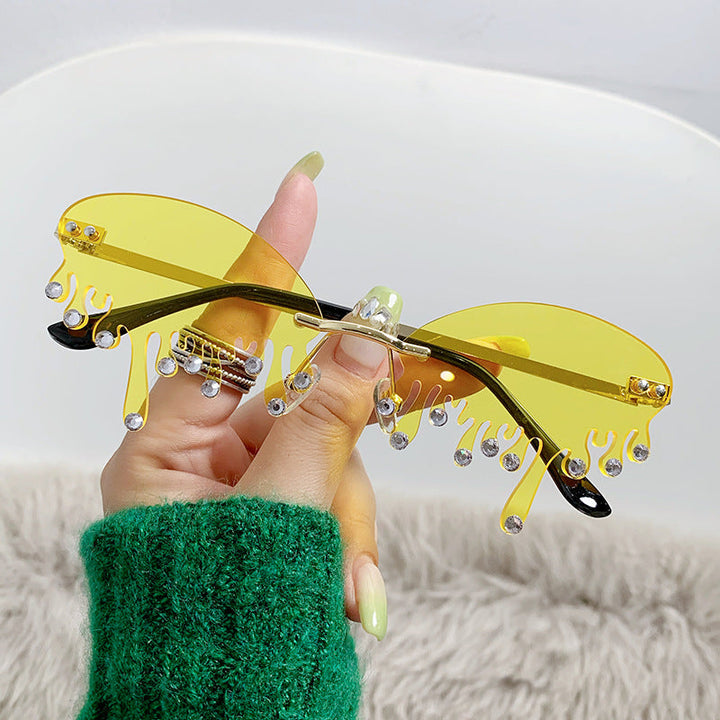Ladies striking sunglasses in fluid design Kalsten