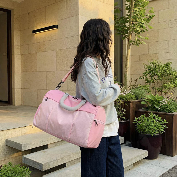 Sporty travel bag with padded carrying system and multiple compartments Kalsten