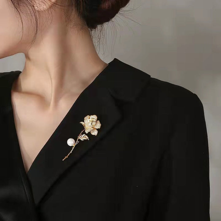 Elegant Brooch in Flower Shape with Rhinestones and Pearl Kalsten