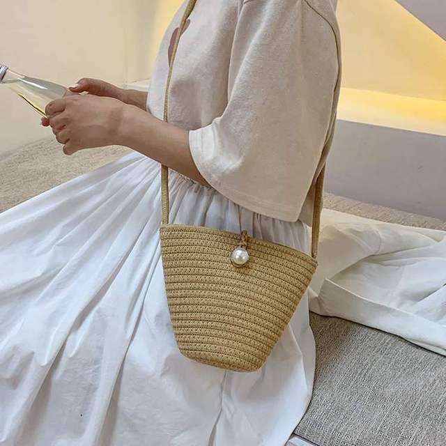 Elegant shoulder bag with pearl closure Kalsten