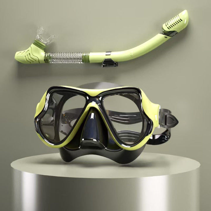 Diving mask with ergonomic design and a flexible snorkel Kalsten