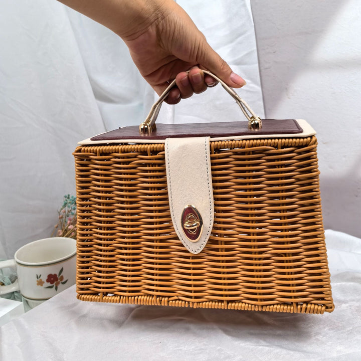 Ladies elegant woven handbag with wooden lid Kalsten