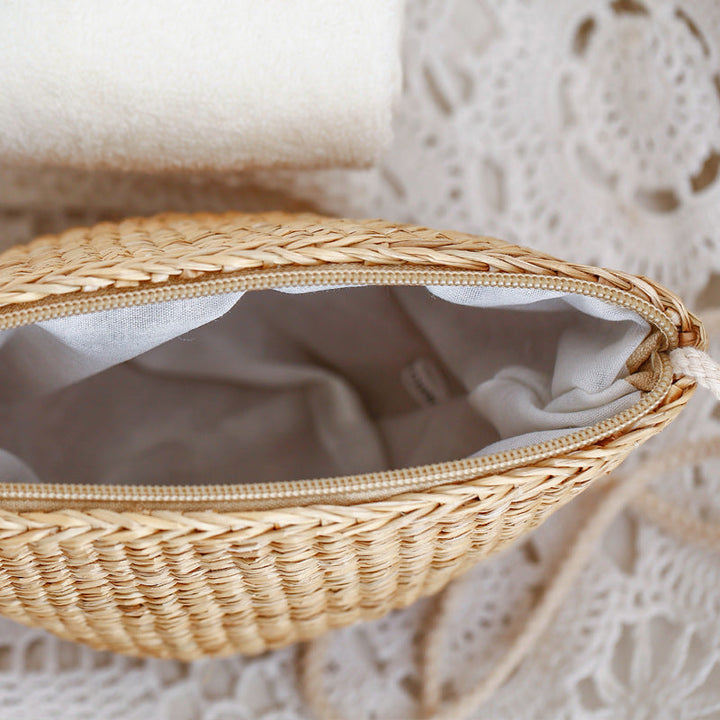 Handcrafted straw clutch with elegant design Kalsten