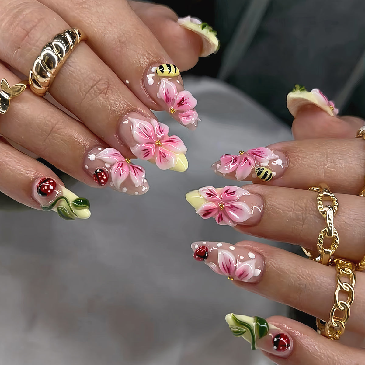 Artificial nail set with elegant rose and gold embellishments Acalora
