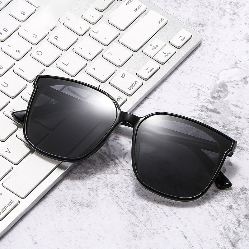 Women's modern square sunglasses with UV protection and slim temples Kalsten
