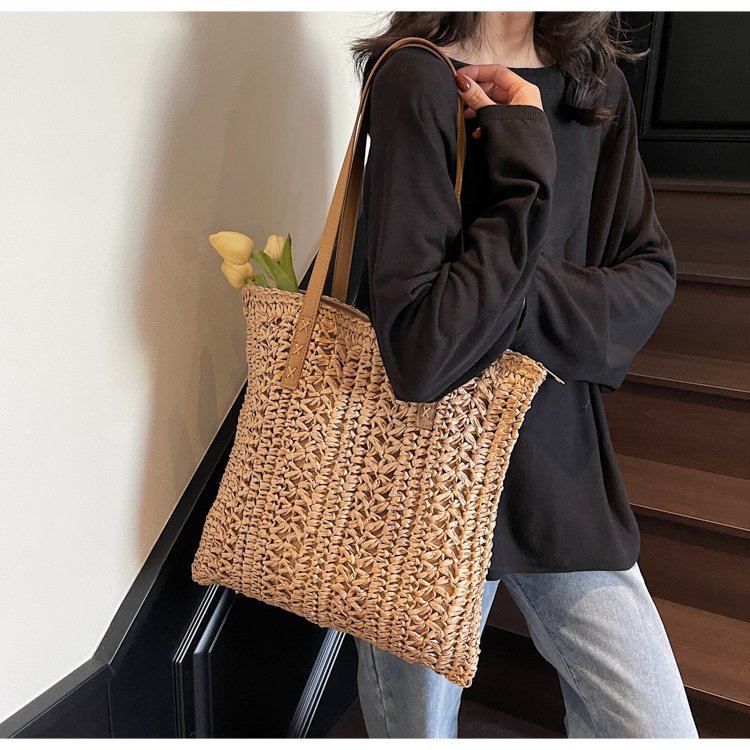 Handwoven beach bag with braided pattern Kalsten