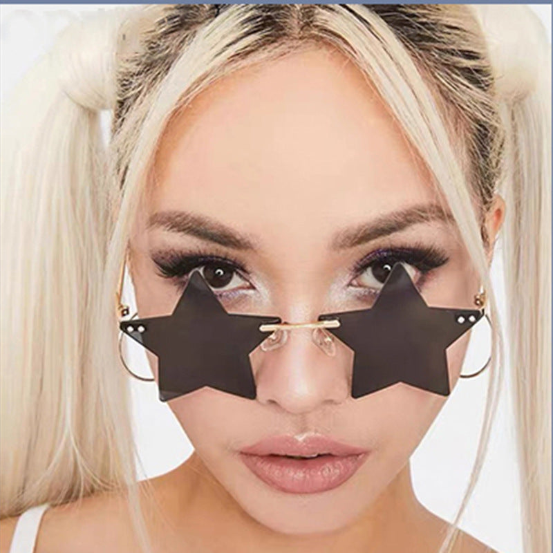 Women striking sunglasses with star-shaped frame and gradient lenses Kalsten