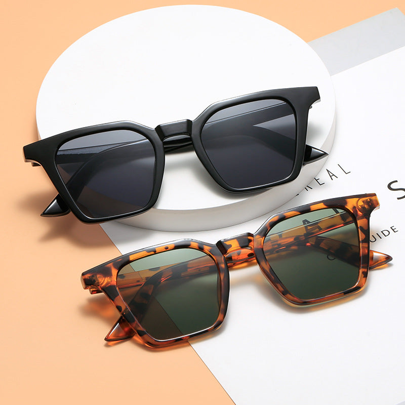 Women's square sunglasses with distinctive shield design and UV protection Kalsten