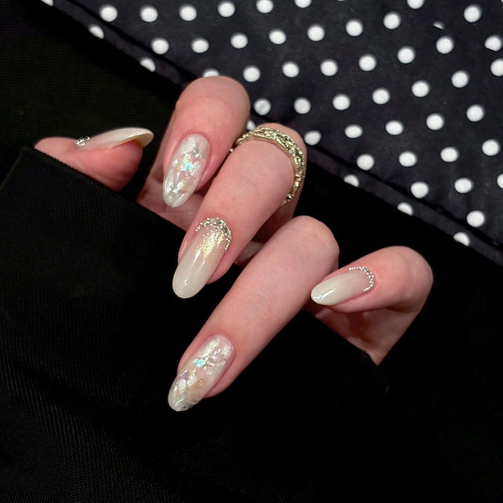 Artificial nails with shimmering accents and elegant applications Kalsten
