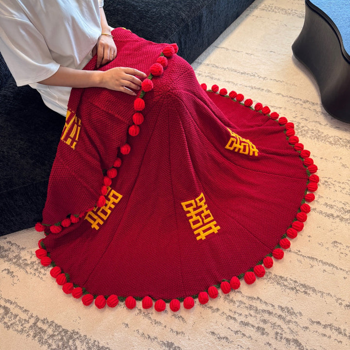 Cozy blanket with trendy pom-pom border Kalsten