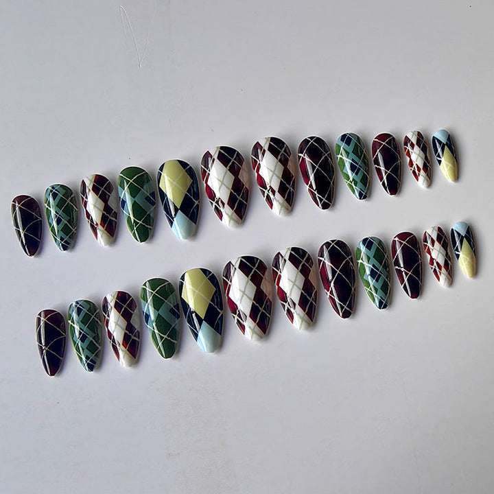 Artificial nails in elegant check pattern Kalsten