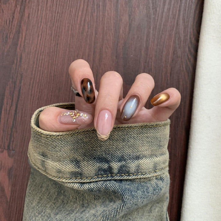 Artificial nail set with elegant patterns and glitter accents Kalsten