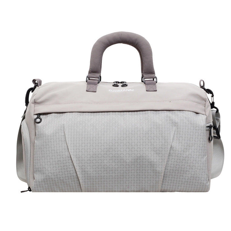 Sporty travel bag with padded carrying system and multiple compartments Kalsten