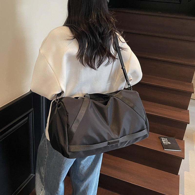 Versatile sports duffel bag with water-resistant material Kalsten