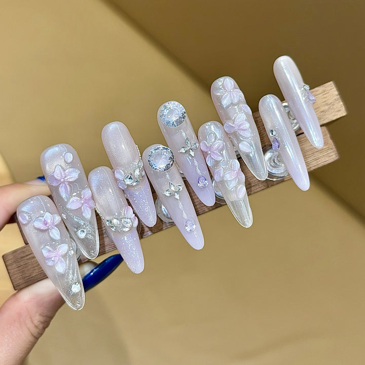 Artificial nails with delicate flower design and glitter accents Kalsten