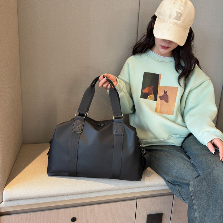 Sporty travel bag with water-repellent properties and ergonomic carrying handles Kalsten