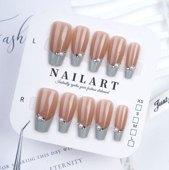 Playful artificial nails with glitter and colorful patterns Kalsten