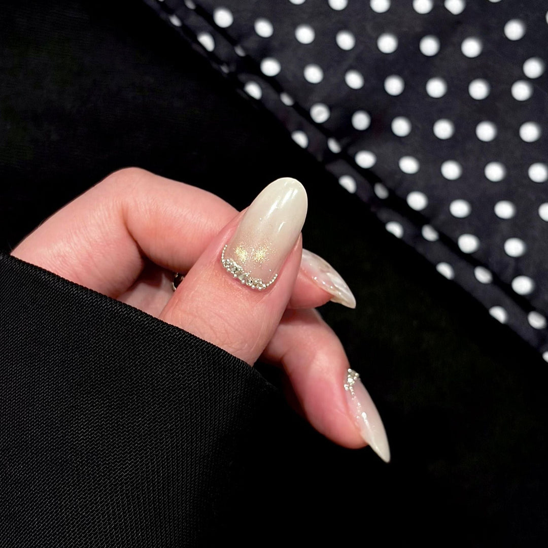 Artificial nails with shimmering accents and elegant applications Kalsten