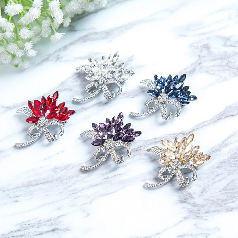 Sparkling brooch with floral design Kalsten