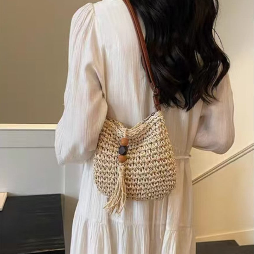 Handwoven shoulder bag with tassels and wooden details Kalsten