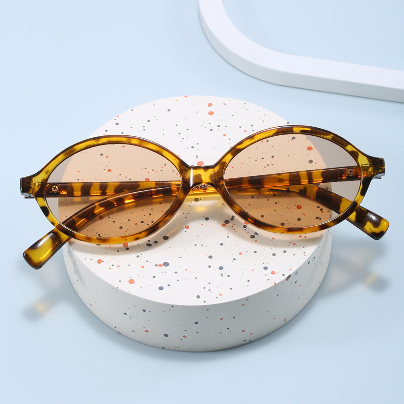 Women's fashionable sunglasses with oval frame and golden accents Kalsten